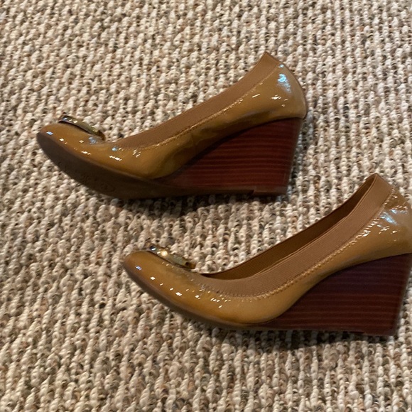 Tory Burch Caroline camel patent wedge - Picture 2 of 6